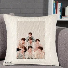 Perna Personalizata K-pop BTS Foto Grup Pastel, 40x40 cm, Crem Reliefat, Husa Detasabila, Perna Inclusa, BEKZ®