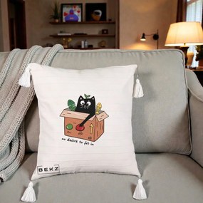 Perna Decorativa Pisica in Cutie No Desire to Fit In, 40x40 cm, Bej cu Franjuri, Husa Detasabila, Perna Inclusa, BEKZ®