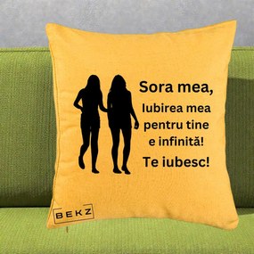 Cadou pentru Sora - Perna Personalizata Sora Mea Te Iubesc Siluete Negre Tinand Maini, 40x40 cm, Galben, Husa Detasabila, Perna Inclusa, BEKZ®