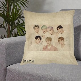 Perna Personalizata K-pop BTS Foto Grup Landscape Pastel, 40x40 cm, Crem, Husa Detasabila, Perna Inclusa, BEKZ®