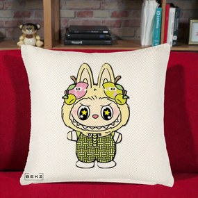 Perna Personalizata Labubu Galben cu Mere si Salopeta, 40x40 cm, Crem Reliefat, Husa Detasabila, Perna Inclusa, BEKZ®