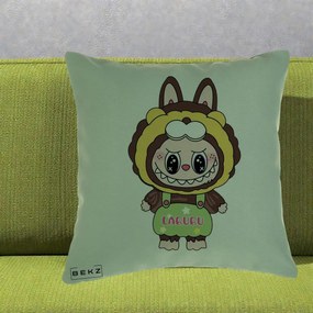 Perna Personalizata Labubu Leu Galben cu Salopeta, 40x40 cm, Verde, Husa Detasabila, Perna Inclusa, BEKZ®