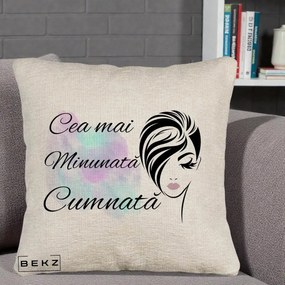 Cadou pentru Cumnata - Perna Personalizata Cea mai Minunata Cumnata cu Silueta Dama si Pete Multicolor, 40x40 cm, Bej Canapea, Husa Detasabila, Perna Inclusa, BEKZ®