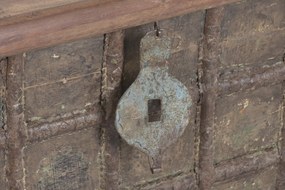Cufăr vintage din lemn reciclat și metal, natur, cu feronerie în relief și picioare rotunde, finisaj patinat, 52 x 127 x 66 cm, „Lamanon”