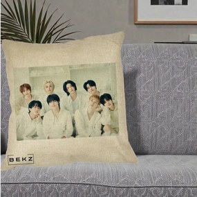 Perna Personalizata K-pop Stray Kids Foto Grup Alb All-White cu 8 Membrii, 40x40 cm, Crem, Husa Detasabila, Perna Inclusa, BEKZ®