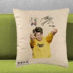 Perna Personalizata K-pop BTS RM Namjoon Hanorac Galben Autograf, 40x40 cm, Bej, Husa Detasabila, Perna Inclusa, BEKZ®