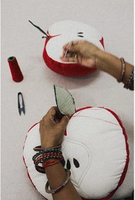 Pernă pentru copii din bumbac ø 30 cm Apple – Lorena Canals