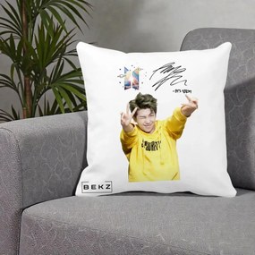 Perna Personalizata K-pop BTS RM Namjoon Hanorac Galben Autograf, 40x40 cm, Alba Mata, Husa Detasabila, Perna Inclusa, BEKZ®