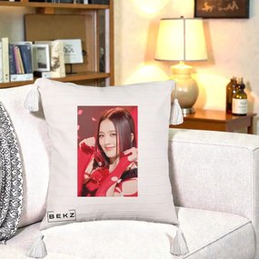 Perna Personalizata K-pop BLACKPINK Jisoo Rosu, 40x40 cm, Bej cu Franjuri, Husa Detasabila, Perna Inclusa, BEKZ®