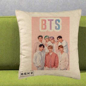 Perna Personalizata K-pop BTS Foto Grup cu BTS si Fond Roz Pastel, 40x40 cm, Bej, Husa Detasabila, Perna Inclusa, BEKZ®