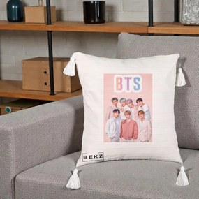 Perna Personalizata K-pop BTS Foto Grup cu BTS si Fond Roz Pastel, 40x40 cm, Bej cu Franjuri, Husa Detasabila, Perna Inclusa, BEKZ®