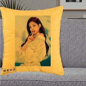 Perna Personalizata K-pop BLACKPINK Jennie Concert Alb cu Microfon, 40x40 cm, Galben, Husa Detasabila, Perna Inclusa, BEKZ®