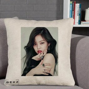 Perna Personalizata K-pop BLACKPINK Jennie Editorial Negru cu Inele, 40x40 cm, Bej Canapea, Husa Detasabila, Perna Inclusa, BEKZ®