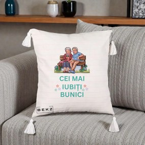 Cadou pentru Bunici - Perna Personalizata Cei Mai Iubiti Bunici Cuplu pe Banca Ilustratie, 40x40 cm, Bej cu Franjuri, Husa Detasabila, Perna Inclusa, BEKZ®