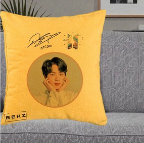 Perna Personalizata K-pop BTS Jin Portret cu Autograf, 40x40 cm, Galben, Husa Detasabila, Perna Inclusa, BEKZ®