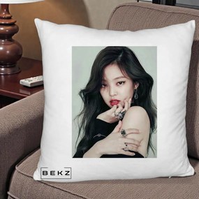 Perna Personalizata K-pop BLACKPINK Jennie Editorial Negru cu Inele, 40x40 cm, Alb Pufos, Husa Detasabila, Perna Inclusa, BEKZ®