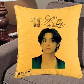 Perna Personalizata K-pop BTS V Taehyung Portret cu Autograf, 40x40 cm, Galben, Husa Detasabila, Perna Inclusa, BEKZ®