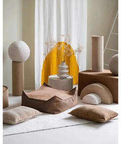 Pernă decorativă pentru copii maro deschis cu tapițerie din catifea reiată Roll – Wigiwama