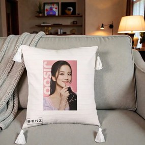 Perna Personalizata K-pop BLACKPINK Jisoo cu Semnatura si Fond Roz, 40x40 cm, Bej cu Franjuri, Husa Detasabila, Perna Inclusa, BEKZ®