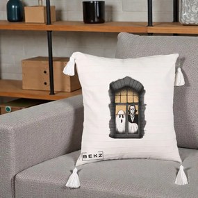 Perna Decorativa Halloween Fantoma si Dracula la Fereastra, 40x40 cm, Bej cu Franjuri, Husa Detasabila, Perna Inclusa, BEKZ®