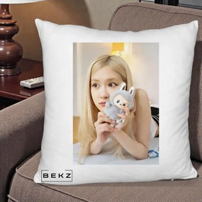 Perna Personalizata K-pop BLACKPINK Rose cu Papusa Iepure, 40x40 cm, Alb Pufos, Husa Detasabila, Perna Inclusa, BEKZ®