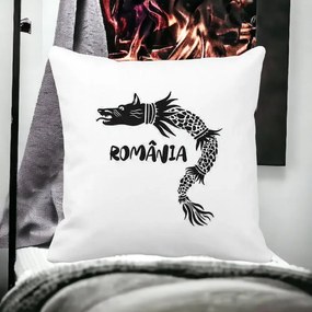 Perna Personalizata Patrata Lup Dacic Romania, 40x40 cm, Alba Mata, Husa Detasabila, Perna Inclusa, BEKZ®