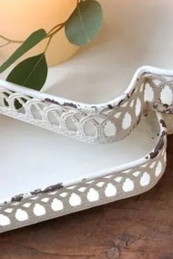 Set 2 tăvi decorative shabby chic cu margine dantelată, finisaj crem antichizat, H6,5/L35/l25,5 cm, „Colette”