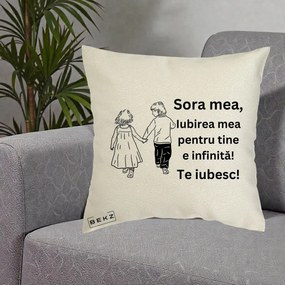 Cadou pentru Sora - Perna Personalizata Sora Mea Te Iubesc Copii Tinand Maini din Spate, 40x40 cm, Ecru, Husa Detasabila, Perna Inclusa, BEKZ®