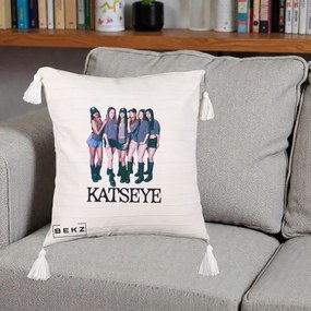 Perna Personalizata K-pop KATSEYE Grup Foto Tinute Gri, 40x40 cm, Bej cu Franjuri, Husa Detasabila, Perna Inclusa, BEKZ®