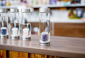 TEMPO-KONDELA CRYSTAL, flacon de sticlă cu cristale violet, 500 ml