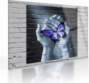 Tablou pe sticlă - Fluture violet pe perete (70x50 cm)