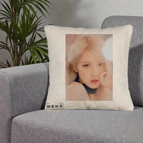 Perna Personalizata K-pop BLACKPINK Rose Blond cu Inel Roz Pastel, 40x40 cm, Bej Canapea, Husa Detasabila, Perna Inclusa, BEKZ®
