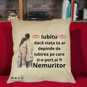 Cadou pentru Iubita - Perna Personalizata Iubitu Nemuritor cu Cuplu Acuarela si Inimi Rosii, 40x40 cm, Crem, Husa Detasabila, Perna Inclusa, BEKZ®