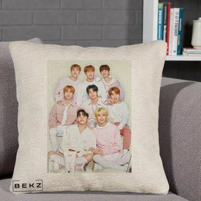 Perna Personalizata K-pop Stray Kids Foto Grup Pastel Roz-Alb cu 8 Membrii, 40x40 cm, Bej Canapea, Husa Detasabila, Perna Inclusa, BEKZ®