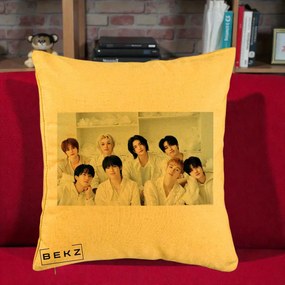 Perna Personalizata K-pop Stray Kids Foto Grup All-White Landscape, 40x40 cm, Galben, Husa Detasabila, Perna Inclusa, BEKZ®