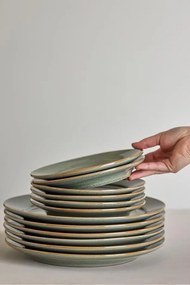 Farfurie din ceramică verde cu finisaj artizanal și margine maro, 28 cm, "Pixie"