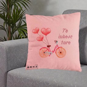 Perna Decorativa Te Iubesc Tare cu Bicicleta Roz si Baloane Inima, 40x40 cm, Roz, Husa Detasabila, Perna Inclusa, BEKZ®