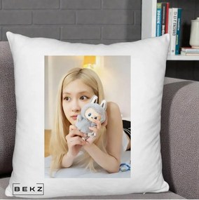 Perna Personalizata K-pop BLACKPINK Rose cu Papusa Iepure, 40x40 cm, Alb Pufos, Husa Detasabila, Perna Inclusa, BEKZ®