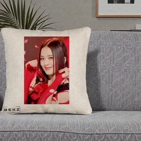 Perna Personalizata K-pop BLACKPINK Jisoo Rosu, 40x40 cm, Bej Canapea, Husa Detasabila, Perna Inclusa, BEKZ®