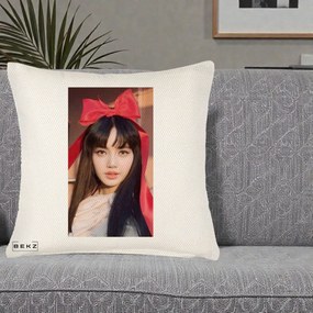 Perna Personalizata K-pop BLACKPINK Rose cu Funda Rosie, 40x40 cm, Crem Reliefat, Husa Detasabila, Perna Inclusa, BEKZ®