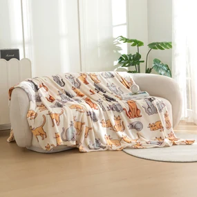 Patura din microplus COLORED CATS crem Dimensiune: 200 x 220 cm
