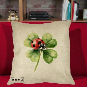 Perna Decorativa Buburuza Norocoasa pe Trifoi cu Patru Foi, 40x40 cm, Crem, Husa Detasabila, Perna Inclusa, BEKZ®