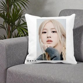 Perna Personalizata K-pop BLACKPINK Rose cu Jucarie de Plus, 40x40 cm, Alba Mata, Husa Detasabila, Perna Inclusa, BEKZ®