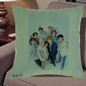 Perna Personalizata K-pop Stray Kids Foto Grup Alb cu 8 Membrii de Sus, 40x40 cm, Verde, Husa Detasabila, Perna Inclusa, BEKZ®