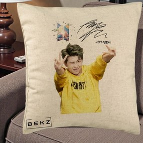Perna Personalizata K-pop BTS RM Namjoon Hanorac Galben Autograf, 40x40 cm, Bej, Husa Detasabila, Perna Inclusa, BEKZ®