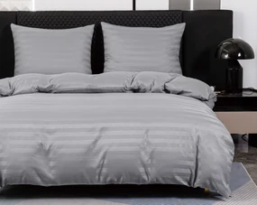 Lenjerie de pat hoteliera din microfibra JASMINE gri deschis - dunga 2 cm, buzunar hotelier Dimensiune lenjerie de pat: 70 x 90 cm | 140 x 220 cm