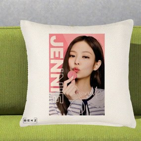 Perna Personalizata K-pop BLACKPINK Jennie cu Semnatura si Fond Roz, 40x40 cm, Crem Reliefat, Husa Detasabila, Perna Inclusa, BEKZ®