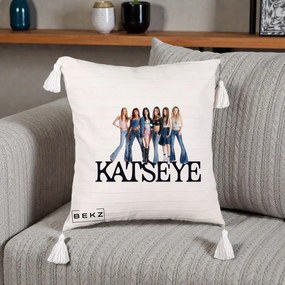 Perna Personalizata K-pop KATSEYE Foto Grup Blugi, 40x40 cm, Bej cu Franjuri, Husa Detasabila, Perna Inclusa, BEKZ®