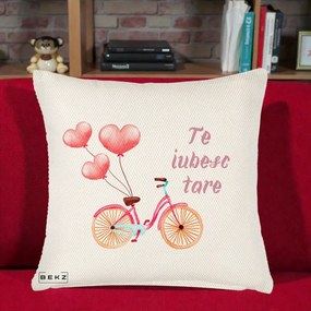 Perna Decorativa Te Iubesc Tare cu Bicicleta Roz si Baloane Inima, 40x40 cm, Crem Reliefat, Husa Detasabila, Perna Inclusa, BEKZ®