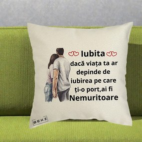 Cadou pentru Iubita - Perna Personalizata Iubita Nemuritoare cu Cuplu Acuarela Roz si Inimi, 40x40 cm, Ecru, Husa Detasabila, Perna Inclusa, BEKZ®